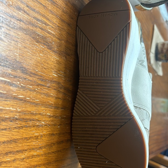 cream and brown slip on shoes. Worn a couple times per friendly home smoke free - Picture 4 of 5